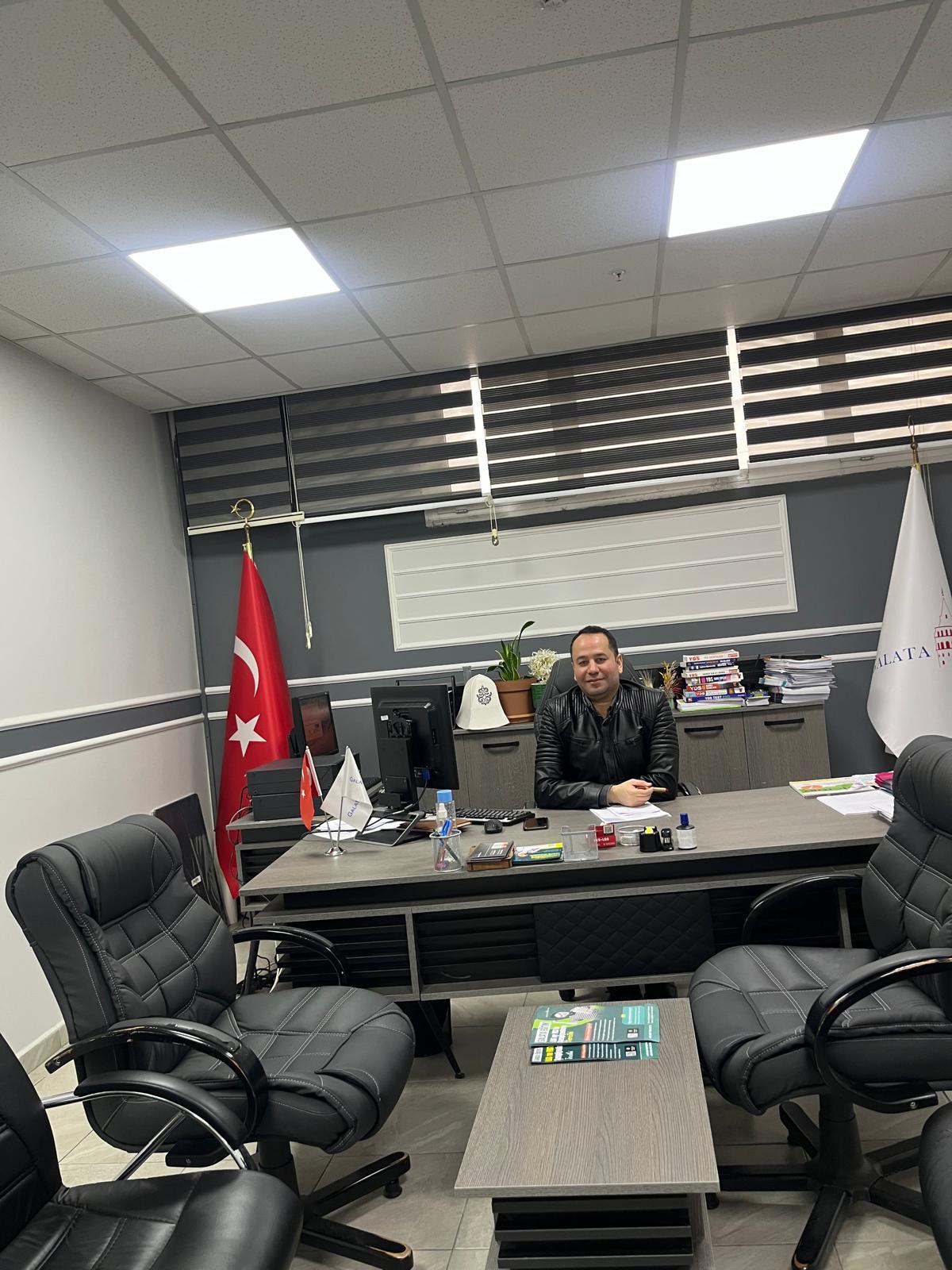 Eğitim danışmanı Halil İbrahim Nilüfer ofisinde